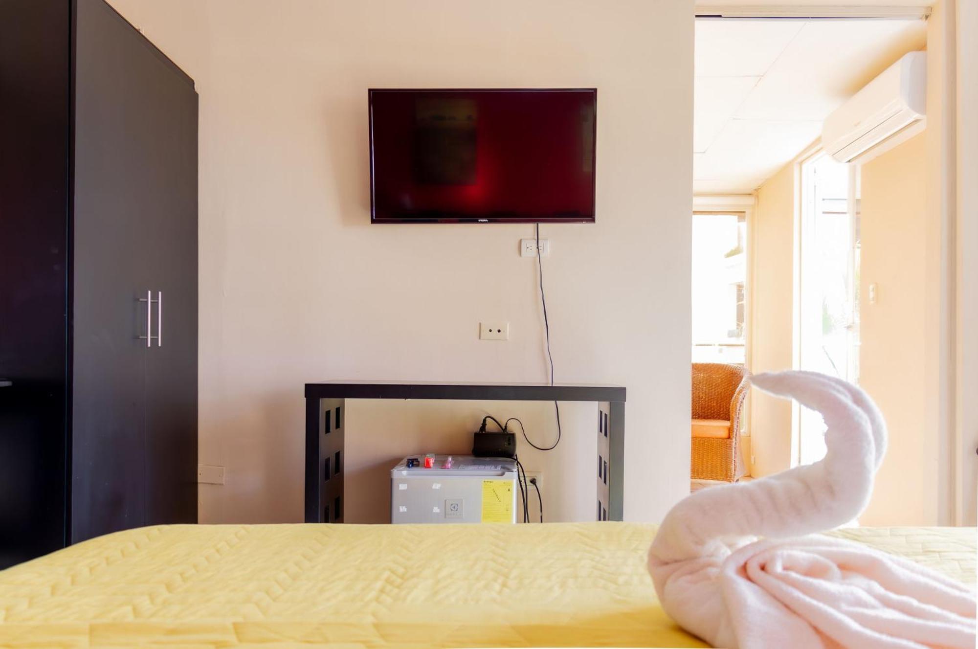 Hostal Antares Manta Buitenkant foto