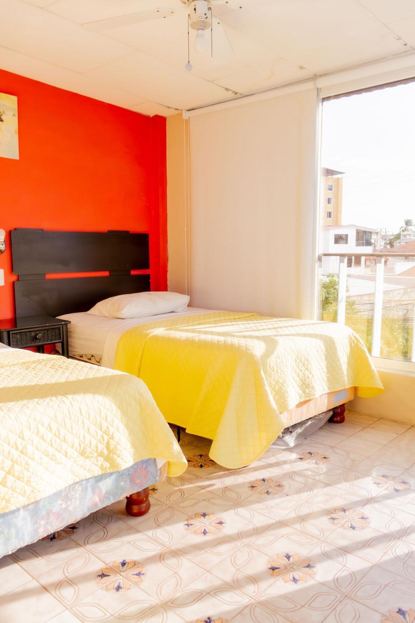 Hostal Antares Manta Buitenkant foto