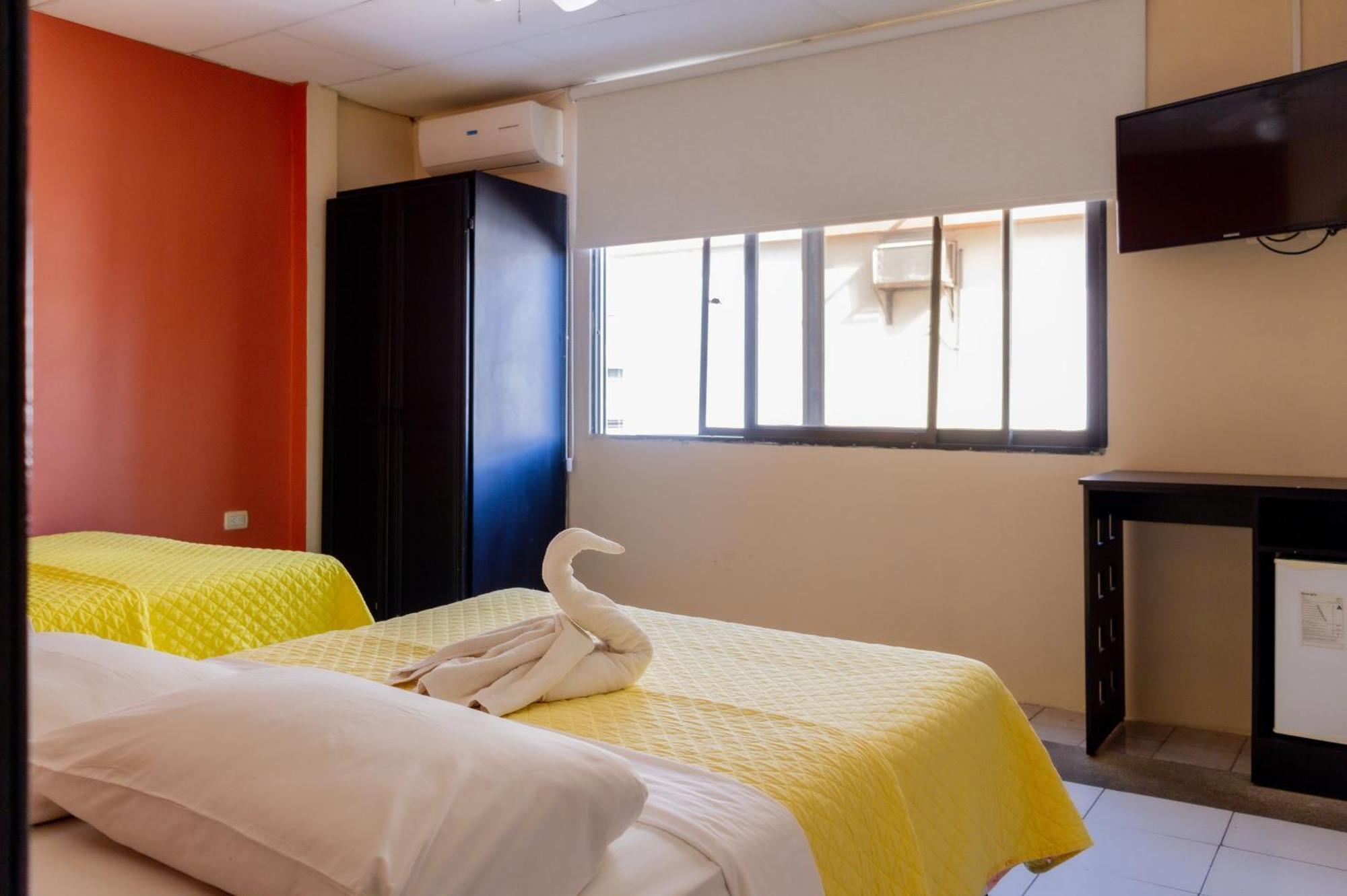 Hostal Antares Manta Buitenkant foto