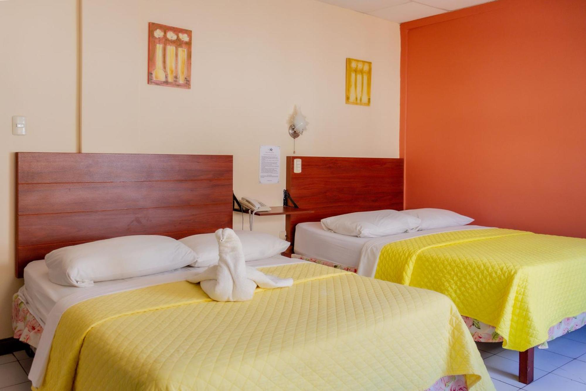 Hostal Antares Manta Buitenkant foto