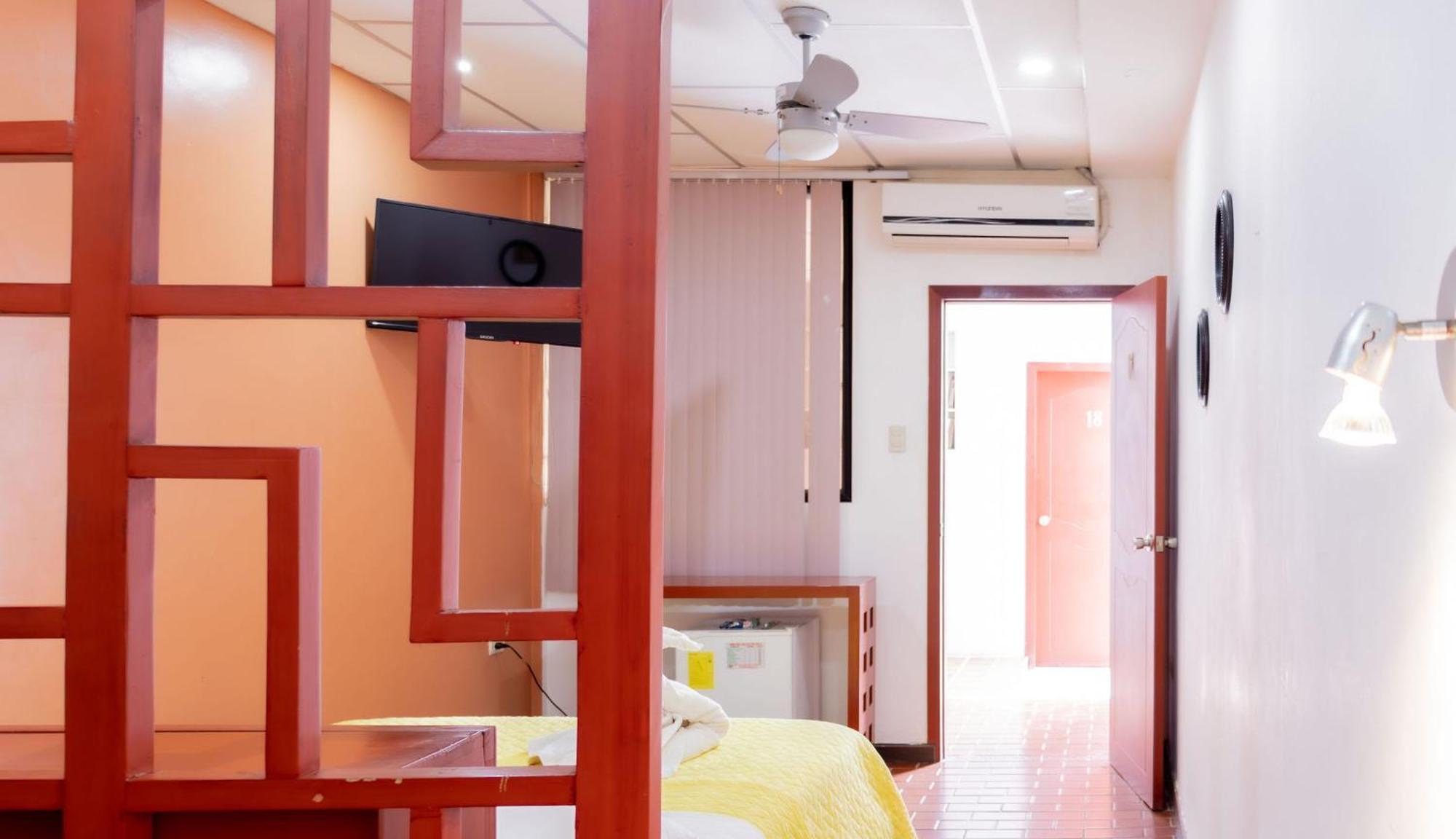 Hostal Antares Manta Buitenkant foto