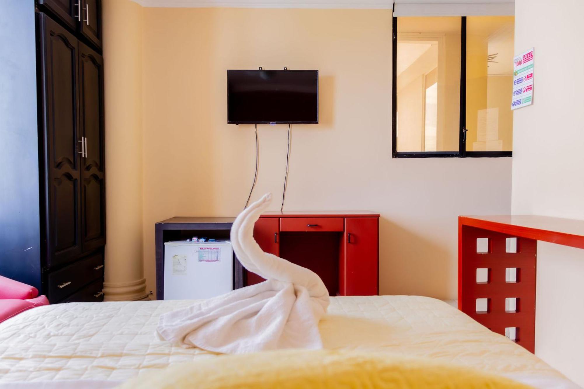 Hostal Antares Manta Buitenkant foto