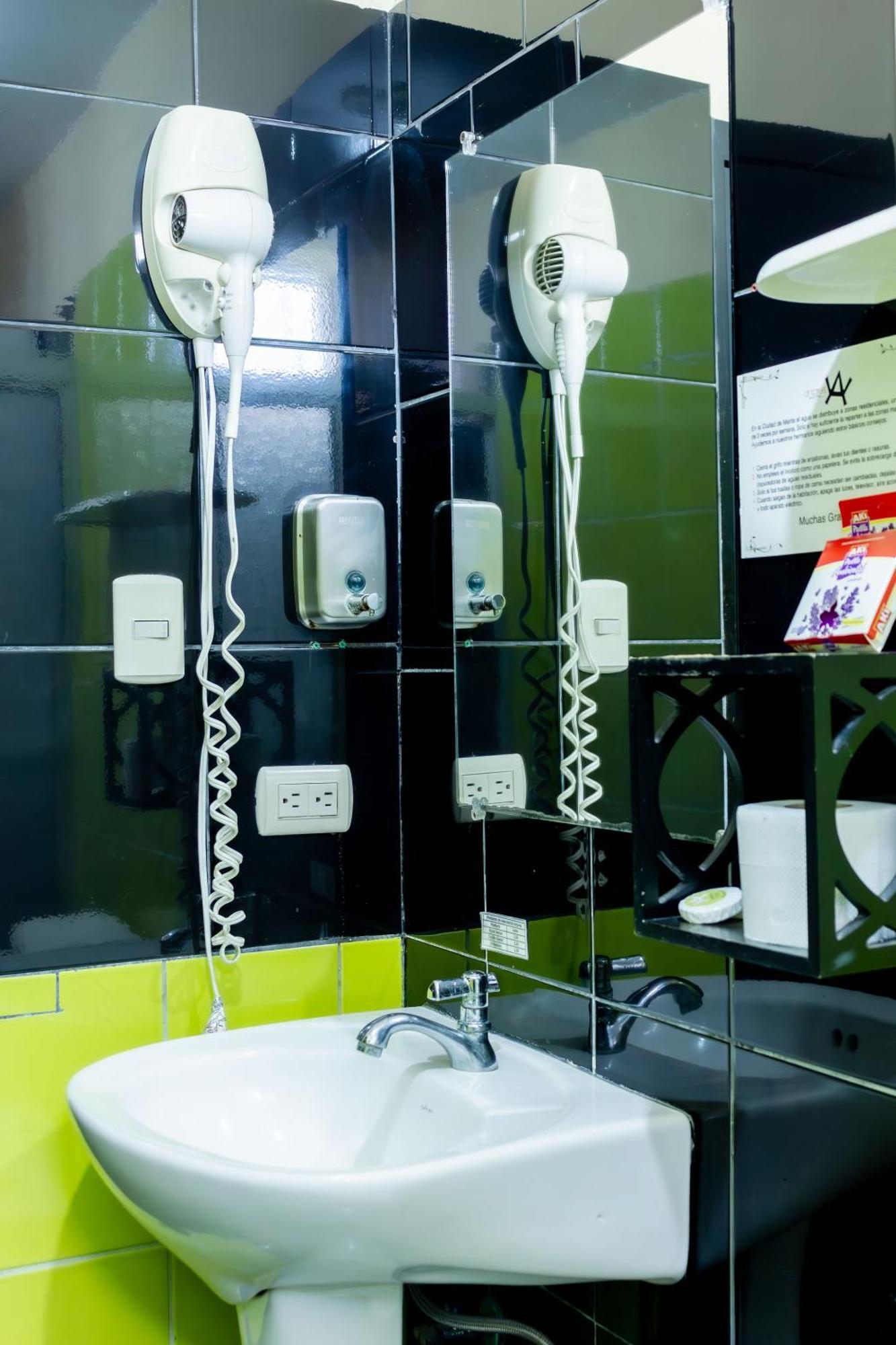 Hostal Antares Manta Buitenkant foto