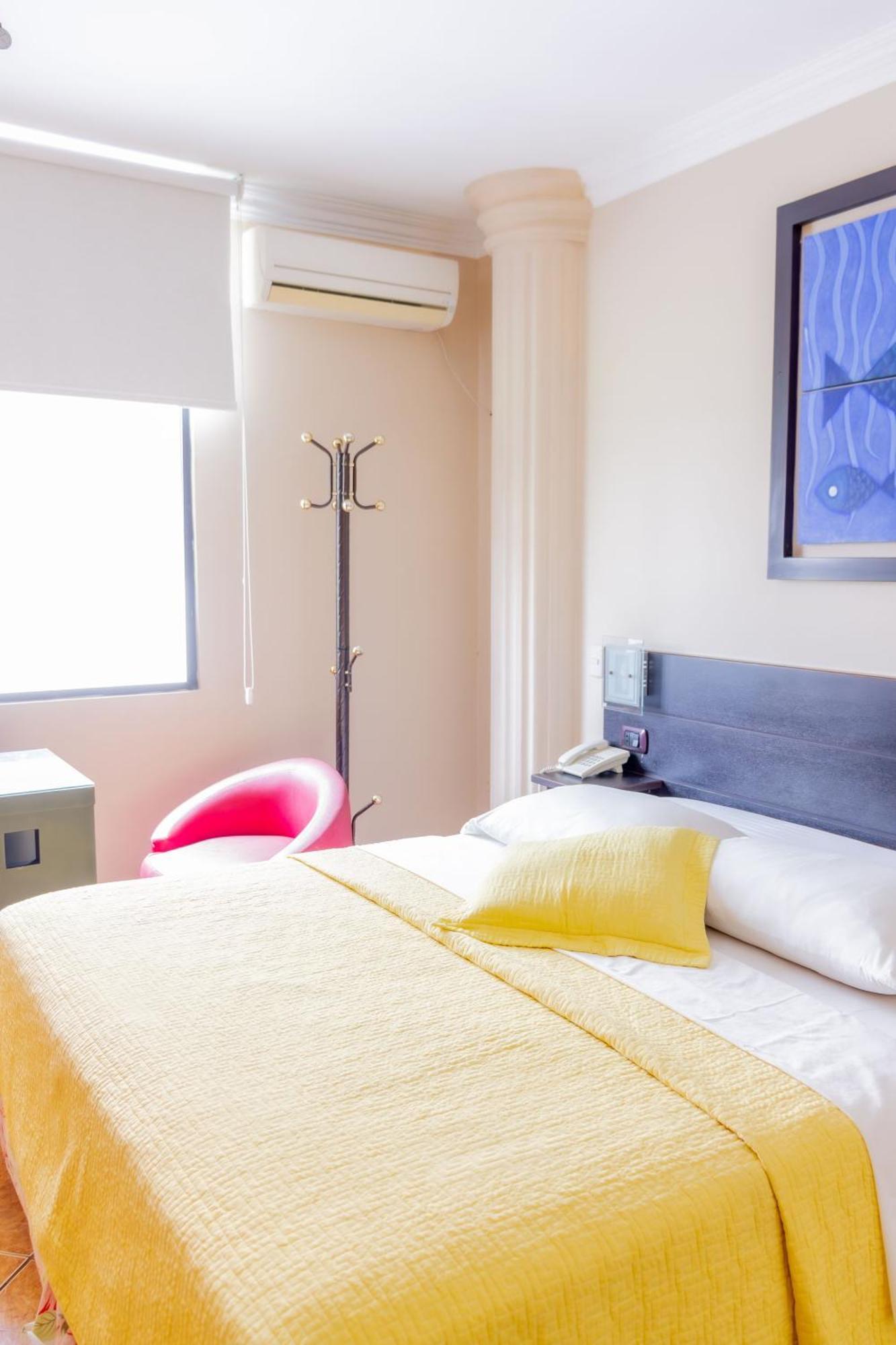 Hostal Antares Manta Buitenkant foto