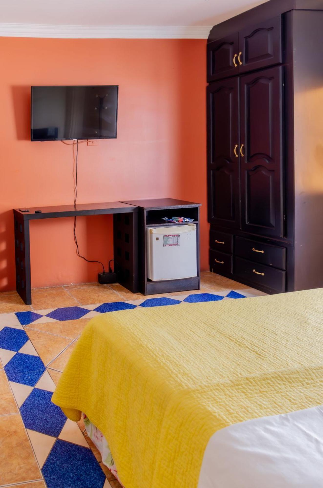 Hostal Antares Manta Buitenkant foto