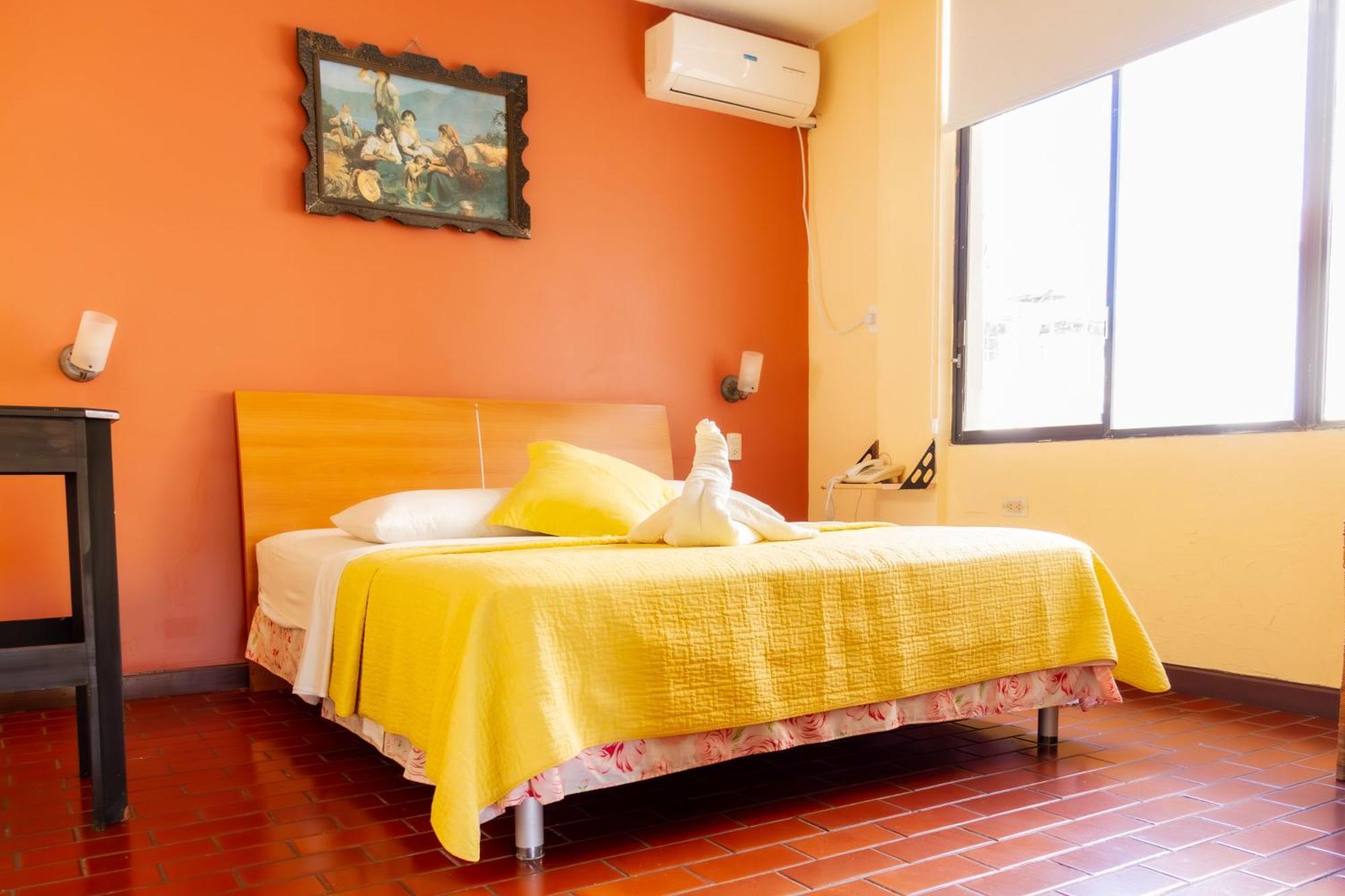Hostal Antares Manta Buitenkant foto