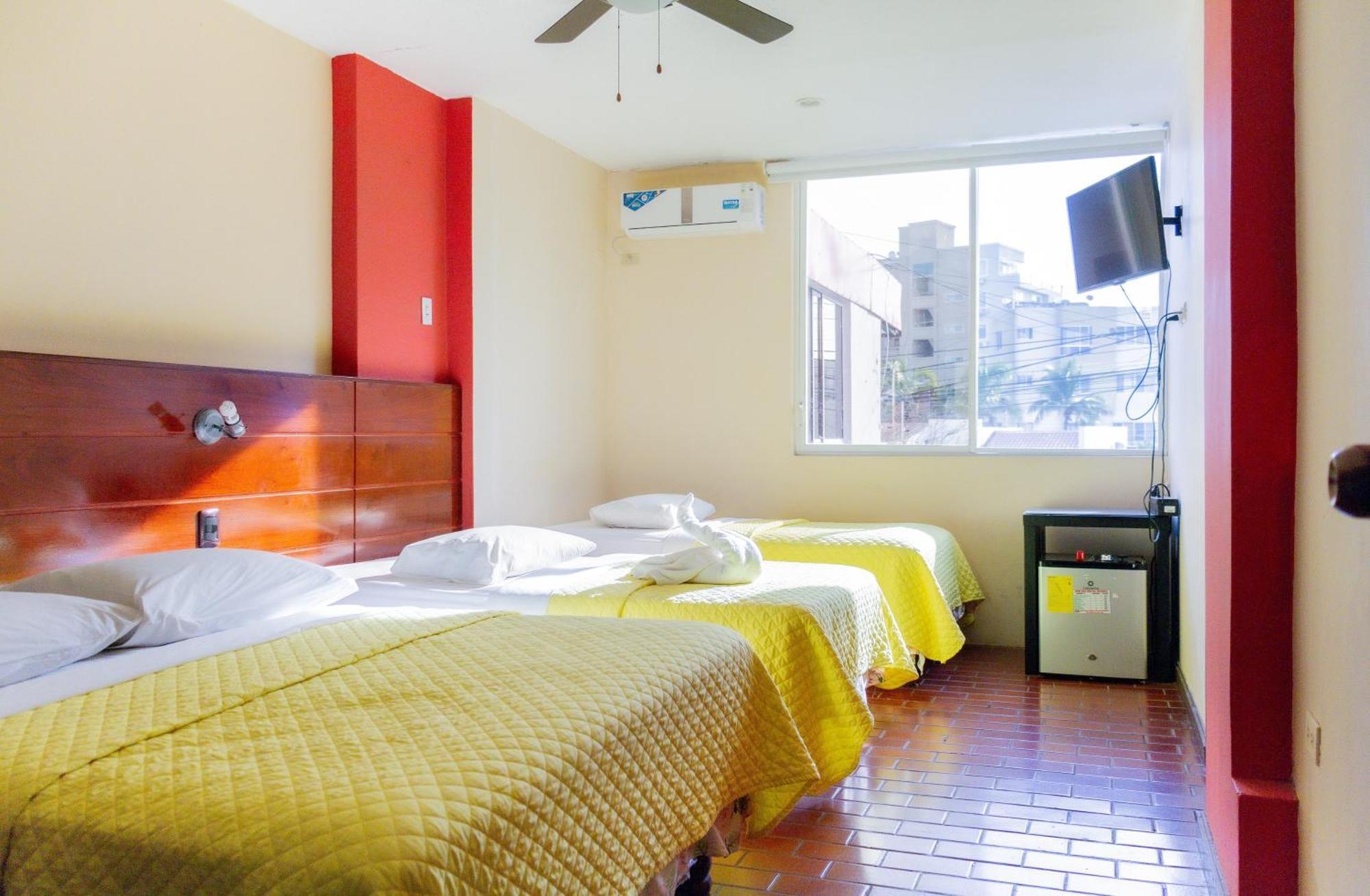 Hostal Antares Manta Buitenkant foto