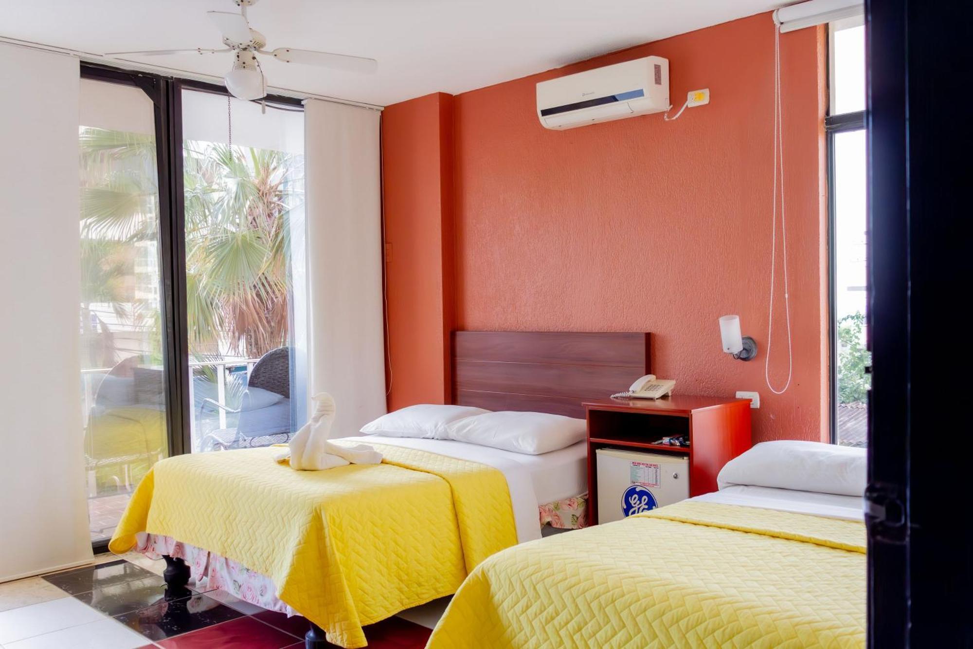 Hostal Antares Manta Buitenkant foto